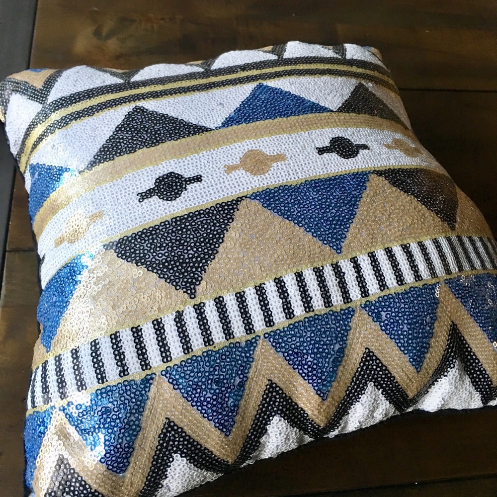 Sequined accent pillow - Picture 1 of 3